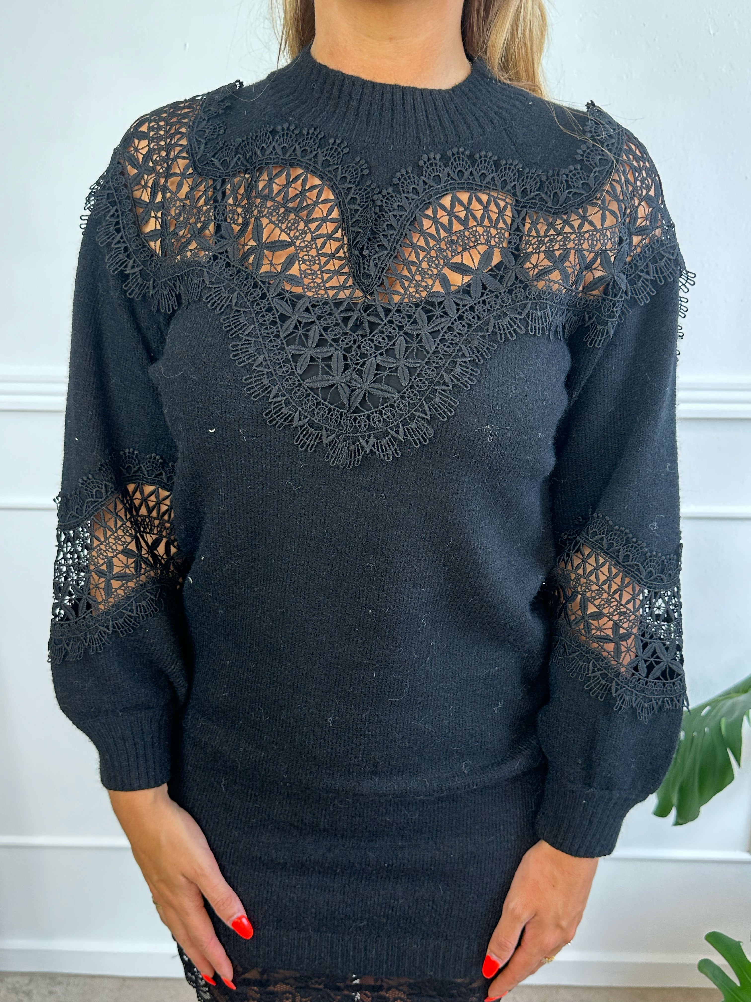 Oxana - Mjuk stickad klänning med broderingar över byst och ärmar